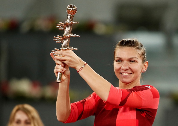 Halep with the Madrid trophy | Photo: Burak Akbulut/Getty Images