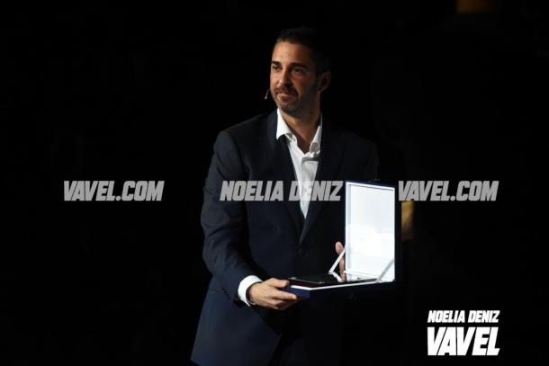 Navarro recibiendo una placa del Real Madrid / Foto: Noelia Déniz (VAVEL.com)