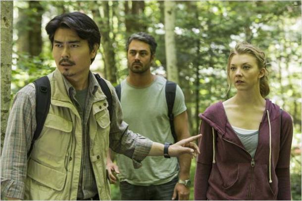 Los tres protagonistas de la película que se adentran en el bosque de Aokigahara