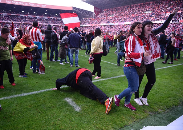 Torcedores invadiram o campo para comemorar permanência em La Liga (Foto: Getty Images)