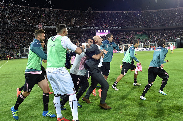 The Palermo backroom staff and bench run on to the pitch after final day victory | Photo: GettyImages