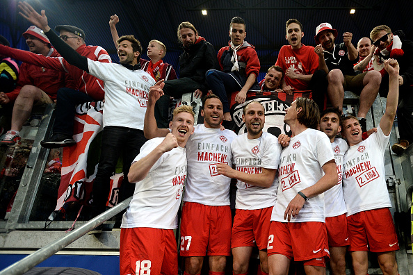 Würzburger Kickers celebrate their promotion to the second tier. (Photo: Sascha Steinbach/Bongarts/Getty Images)