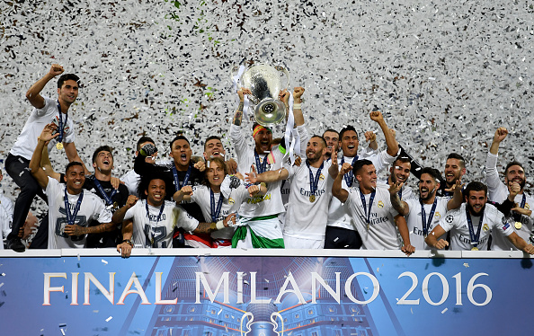 Sergio Ramos levantando a 11° conquista do Real Madrid na Champions League (Foto: Getty Images)