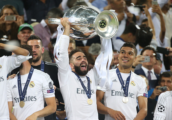 Dani Carvajal lifting the Champions League trophy for the second time | Photo: Jean Catuffe/Getty Images Sport