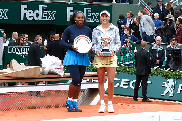 Serena Williams (L) and Garbiñe Muguruza (R) pose at the trophy ceremony following Muguruza wins at the French Open. (Photo by Rindoff Petroff/Hekimian/Getty Images)