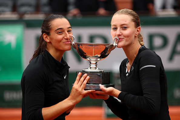 The pair pose with the French Open trophy | Photo: Clive Brunskill/Getty Images