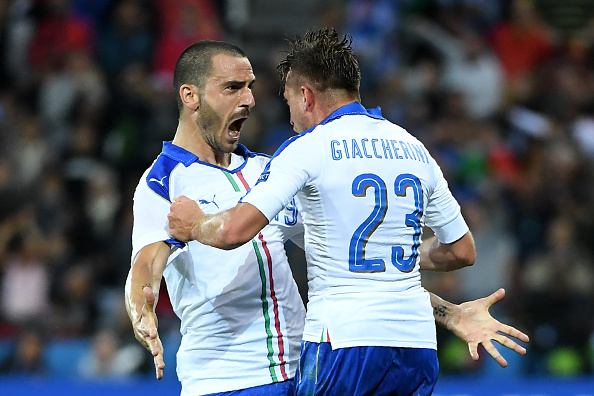 Emanuele Giaccherini celebrates his goal with the man who provided the assist - Leonardo Bonucci. (Photo: EMMANUEL DUNAND/AFP/Getty Images)