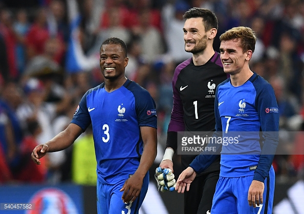 Lloris with Antoine Griezmann and Patrice Evra (Photo: Getty)