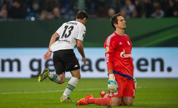 Gspurning concedes to Gladbach's Lars Stindl in his only Schalke appearance | Photo: Ruhr Nachrichten/dpa