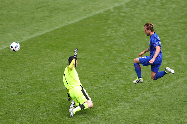 Rakitic lofts the ball over Cech | Photo: AFP