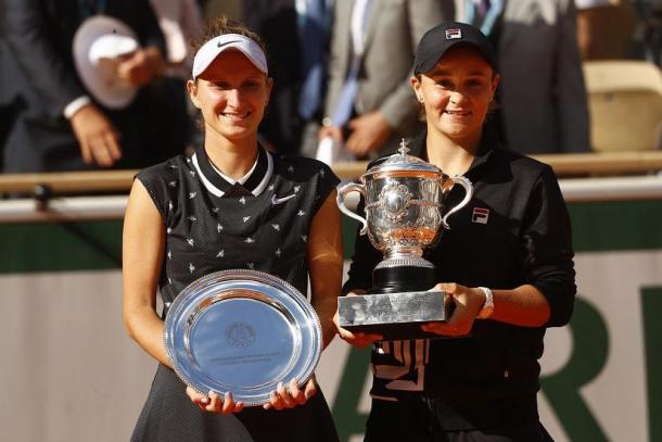 Vondrousova (l.) reached the final in Paris before falling to Barty (r.)/Photo: Reuters