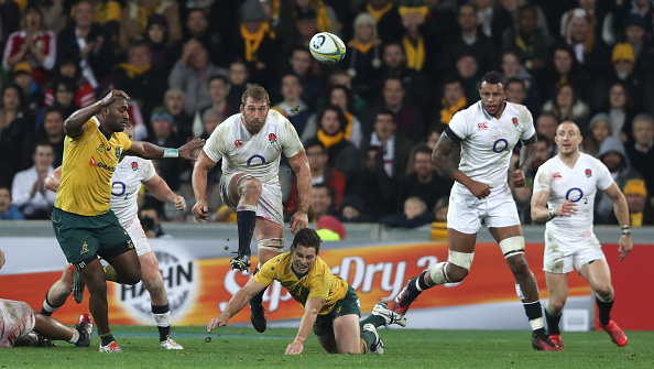 The granite-like Chris Robshaw clears his lines to relieve the pressure (photo:getty)