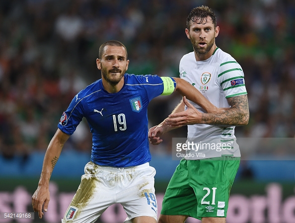 Murphy lucha con Bonucci en la Eurocopa. Foto: Getty Images