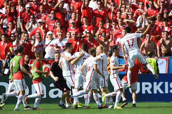 Poland players celebrate their victory | Photo: Martin Bureau/AFP/Getty Images