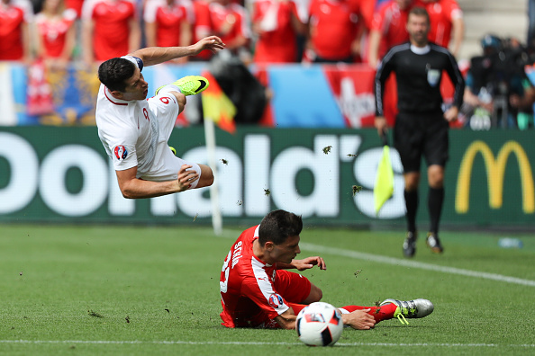 Lewandowski was on the receiving end of some tough tackles against Switzerland. (Photo: Foto Olimpik/NurPhoto via Getty Images)