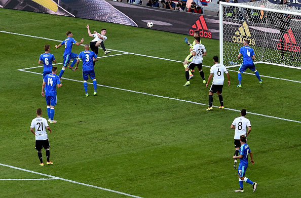 And here's Draxler's finish; a superb one. (Photo: Matthias Hangst/Getty Images)