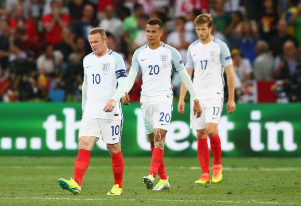 Rooney, Dele Alli y Eric Dier decepcionados ante Islandia. | Foto: Getty.