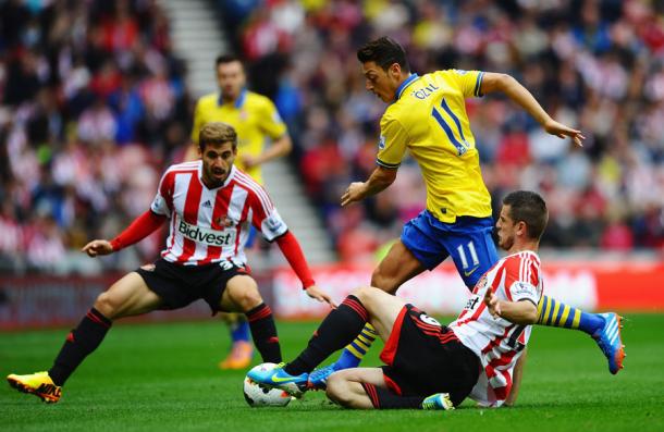 Mesut Ozil in azione due stagioni fa con il Sunderland. | Fonte immagine: ESPN