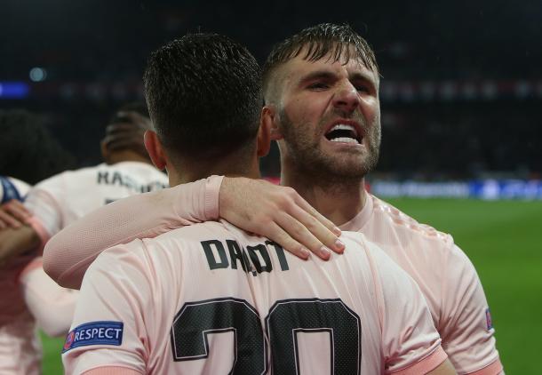 Dalot y Shaw celebrando el gol de Marcus / Foto: Twitter oficial Manchester United