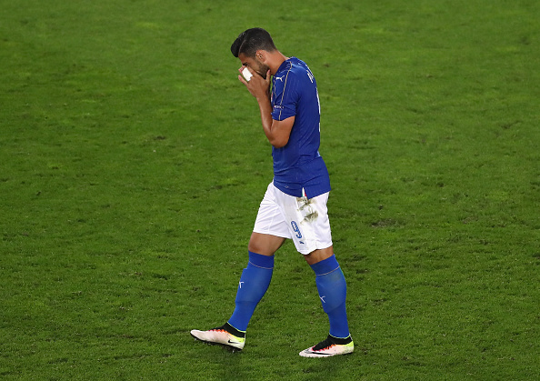 Walk of shame. An embarrassed Pelle heads back to his team mates | Photo: GettyImages