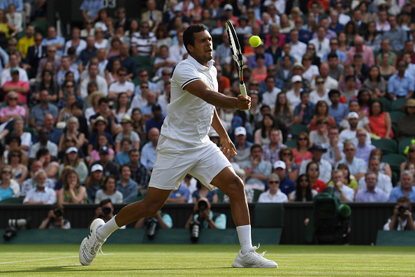 Jo-Wilfeied Tsonga serves to Andy Murray (Photo: Shaun Botterill/ Getty Images) 