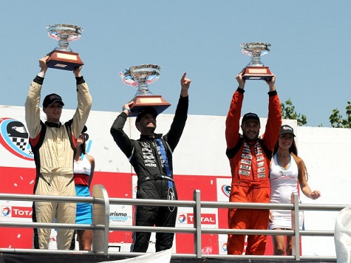 Alfonso Domenech, Nicolas Posco y Emiliano Giacoponi festejando en el podio. Foto: APAT.