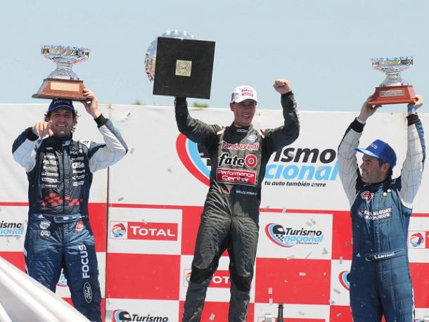 Emanuel Moriatis, Leonel Pernía y Leonel Larrauri festejando con sus trofeos en alto. Foto: APAT.