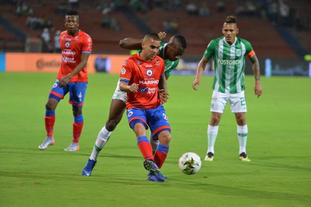 Jown Cardona manejando la pelota contra Atlético Nacional. Foto: Dimayor.