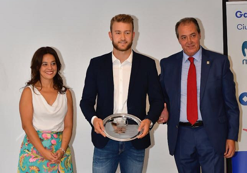 Gonzalo Pérez de Vargas recoge el premio al MVP de la Liga Loterías Asobal. Foto: Fernando Álvarez.