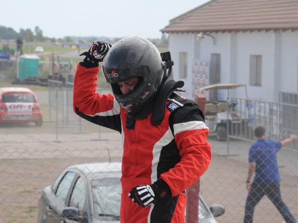 Gabriel Fernandez festejando su primera victoria en el "TN" luego de bajarse del Renault Clio Clase 2. Foto: APAT.