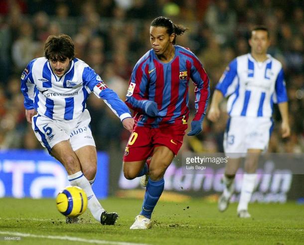 Sarriegi y Ronaldinho pujan por un balón en la 2005/2006  |  Fotografía: Getty Images