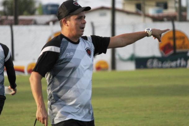 Evaristo Piza comandou o último treino do Belo com portões fechados (Foto: divulgação/Botafogo-PB)