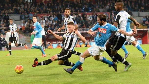 Il tiro di Higuain che ha permesso al Napoli di battere l'Udinese all'andata. Fonte: Ansa