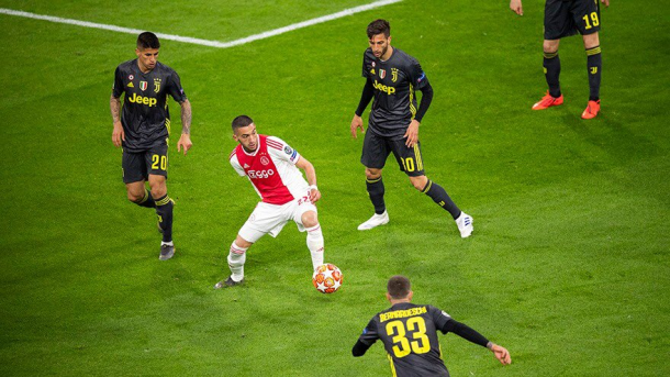 Ziyech rodeado de jugadores de Juventus / Fotos: Twitter oficial Ajax