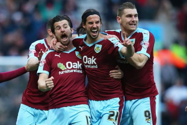 Barton celebra un tanto con sus compañeros del Burnley. Foto: Daily Star