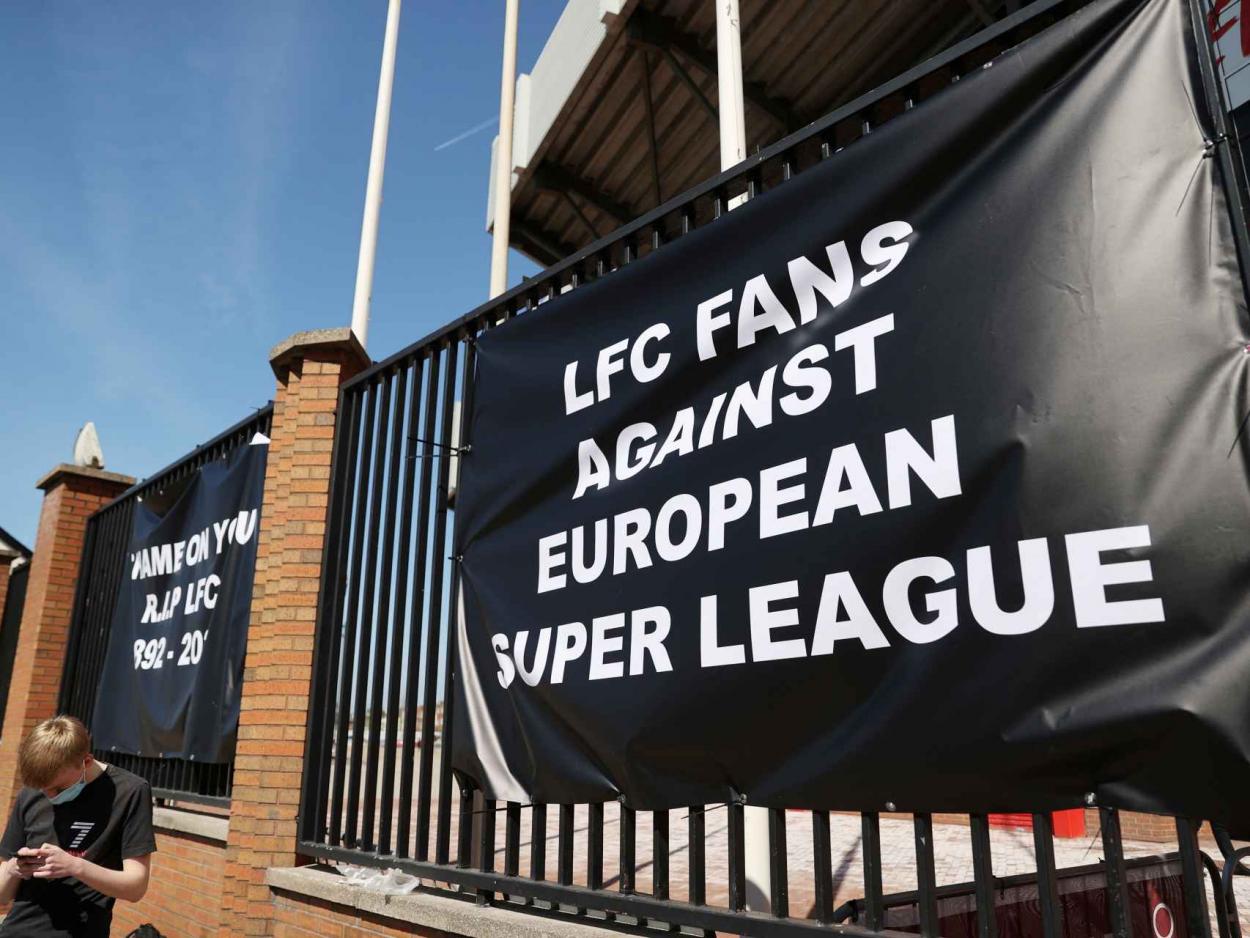 Los aficionados del Liverpool protestan en contra de la Superliga