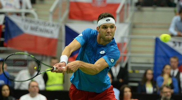 Jiri Veaely plays a shot to Jo-Wilfried Tsonga (Photo: Michal Cizek/Getty Images) 