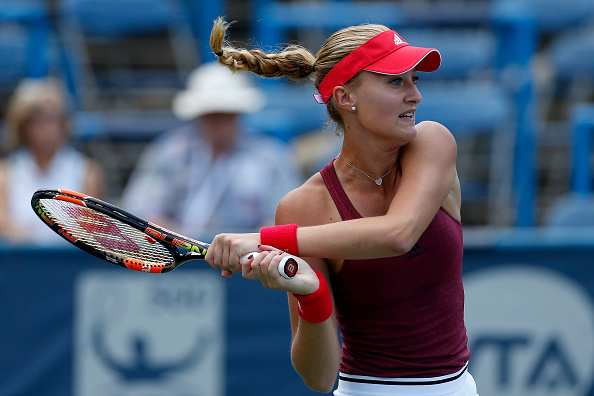 Mladenovic plays a great tiebreak to win the first set | Photo: Matt Hazlett/Getty Images