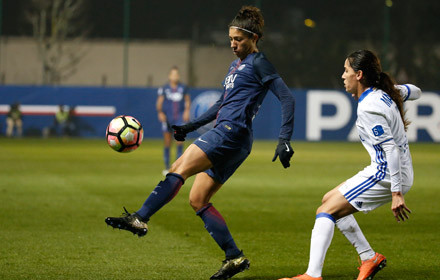 Cristianne keeps the ball away from Majri during the match |Source: psg.fr