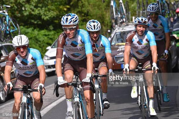 Celebrando junto a su equipo el segundo puesto del Tour de Francia 2016 | Fuente: Tim de Waele