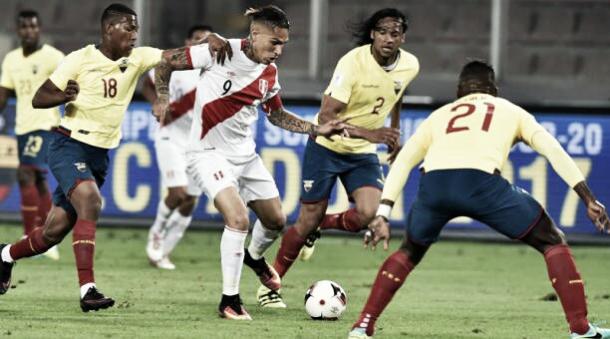 En su último partido como local, Ecuador cayó 2-1 ante Perú | Foto: FEF