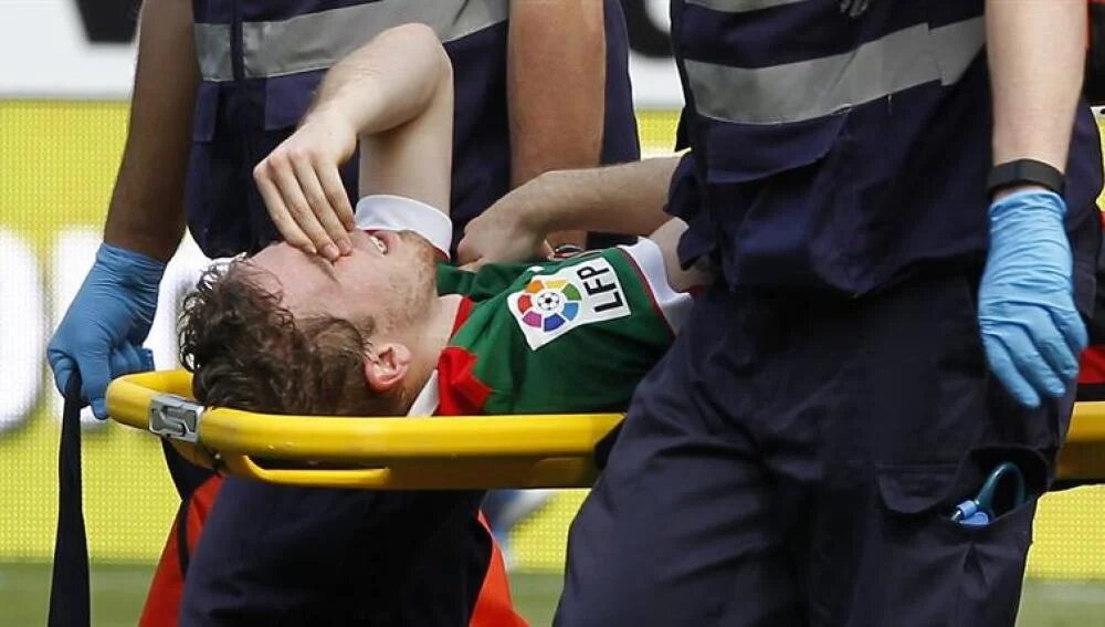 Iker Munain en lágrimas tras su lesión de rodilla/ Fuente: Onda Cero