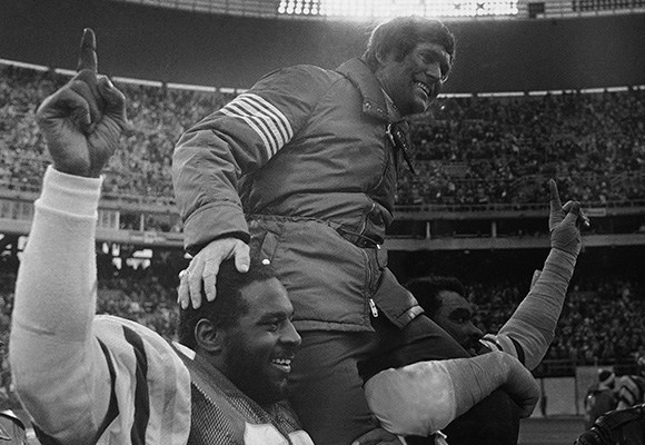 El entrenador de los Eagles desde 1976 a 1982 celebra la victoria sobre los Vikings en la ronda divisional de 1980 | Foto: NFL
