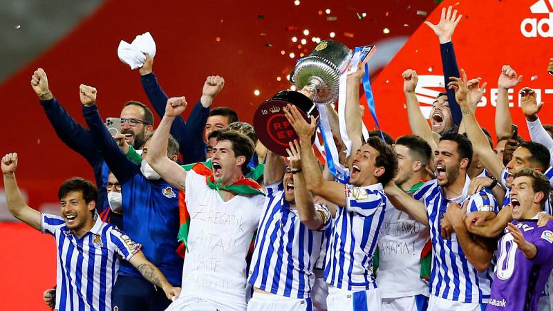 Aritz Elustondo y sus compañeros con la Copa del Rey | Foto vía: RTVE.es