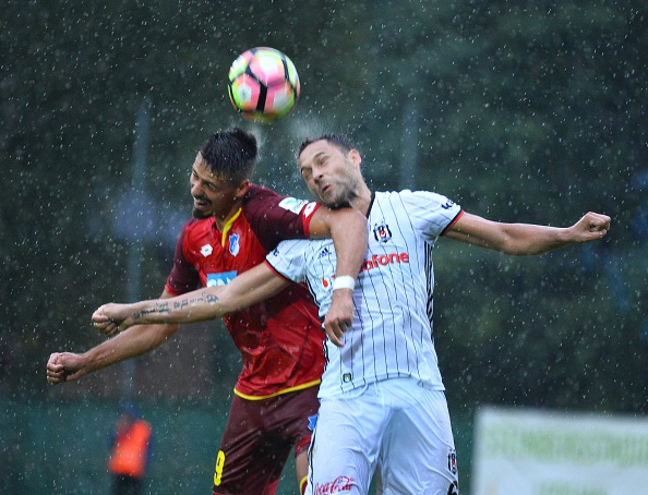 Hoffenheim and Besiktas battle in pre-season friendly action. (Photo: Mustafa Yalcin/Anadolu Agency/Getty Images)