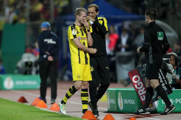 Schürrle shares a joke with Tuchel as he is substituted. | Photo: Ruhr Nachrichten/dpa