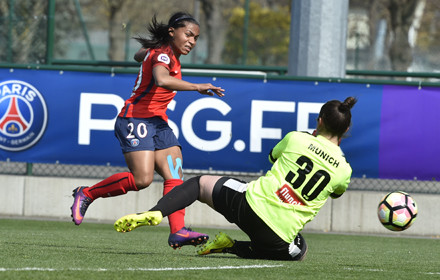 Perle Moroni tucks the ball underneath the goalkeeper for PSG's first | Source: psg.fr