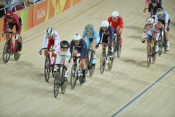 Trott keeps her eye on rivals during points race (photo:getty)
