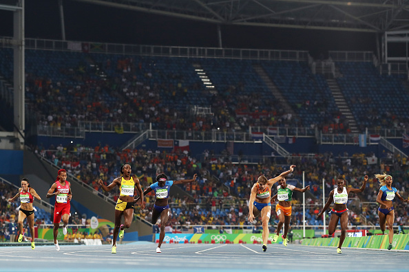 Schippers stumbles over the line behind Thompson (photo:getty)