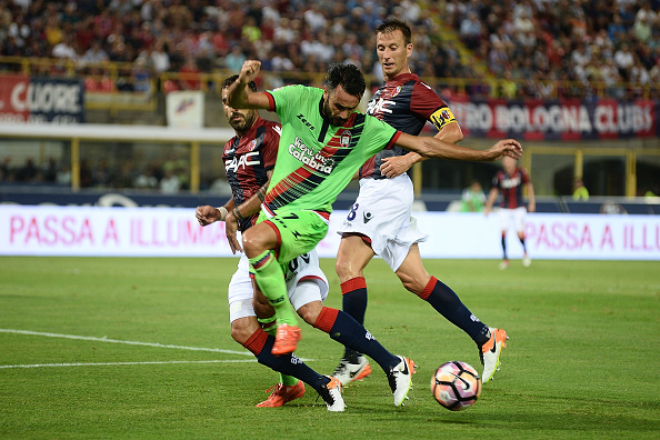 Palladino fights to get free from the Bologna defender | Photo: Mario Carlini / Iguana Press/Getty Images